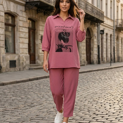 Conjunto moderno de dos piezas para mujer, diseño casual-chic, disponible en varios colores elegantes.