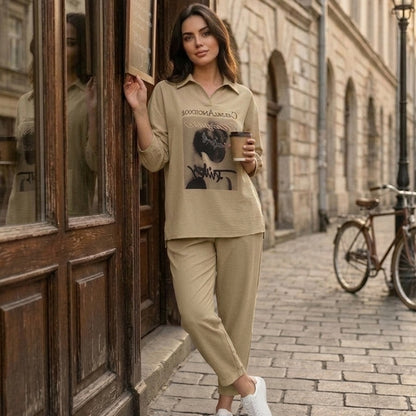 Conjunto moderno de dos piezas para mujer, diseño casual-chic, disponible en varios colores elegantes.