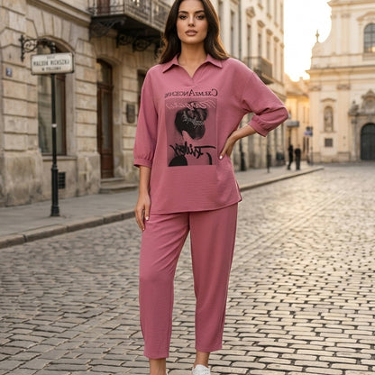 Conjunto moderno de dos piezas para mujer, diseño casual-chic, disponible en varios colores elegantes.